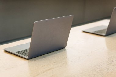 Dizüstü bilgisayarlar ahşap bir masada.