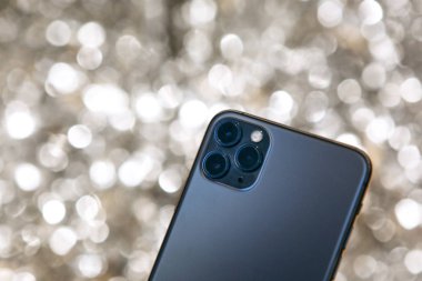 Üçlü kameralı modern telefon.