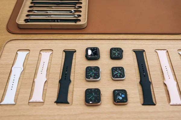 Turquía, Estambul, 20 de diciembre de 2019: Apple Watch 5 Series y pulseras cercanas en el Apple Store oficial — Foto de Stock