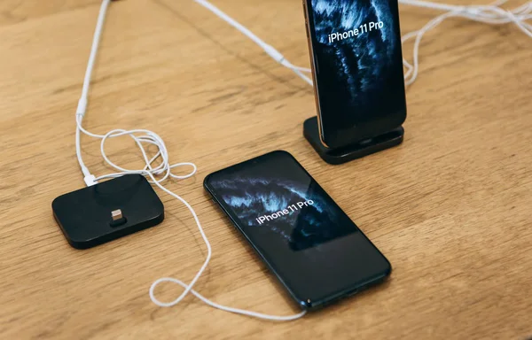 Turkey, Istanbul, December 17, 2019: The latest modern iPhones 11 pro max in the Apple store — Stock Photo, Image