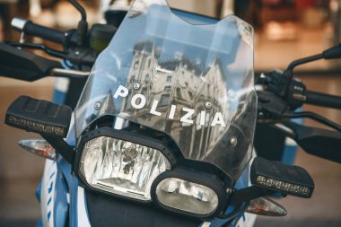 Yakından yazıt polisi.