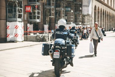 İtalya, Milan, 30 Mayıs 2019: Polis şehir caddesinde motosiklet sürüyor veya devriye geziyor.