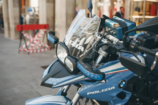 Ιταλία, Μιλάνο, 30 Μαΐου 2019: Αστυνομική μοτοσικλέτα σε δρόμο της πόλης — Φωτογραφία Αρχείου
