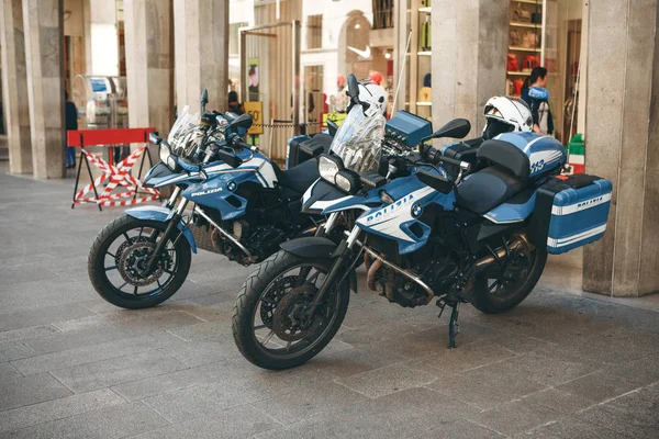 Italie, Milan, 30 mai 2019 : Moto de police dans une rue de la ville — Photo