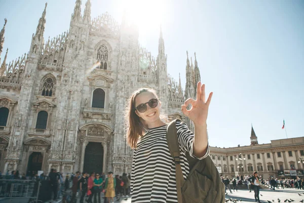 Турист возле Дуомо в Милане — стоковое фото