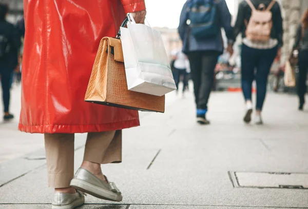 Eine Frau mit einer Tasche nach dem Einkaufen — Stockfoto