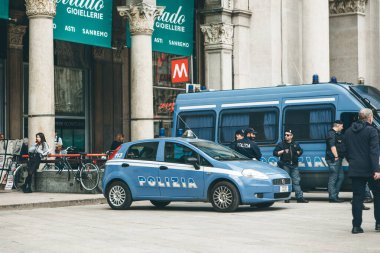 İtalya, Milan, 30 Mayıs 2019: Polis memurları, kanun ve nizamın korunduğu bir şehir caddesinde bir polis arabasının yanında
