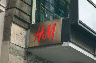 İtalya, Milan, 30 Mayıs 2019: Hmm şirket tabelası mağazanın girişinde