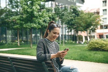 Kız Müzik ya da Podcast Dinliyor