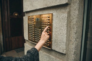 El, dahili iletişim düğmesine basar