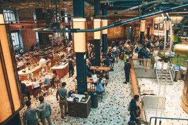 İtalya, Milan, 30 Mayıs 2019: Milano 'daki Starbucks Reserve' de insanlar, turistler ve kahve severler. Kahve dükkanının içi.