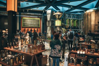 İtalya, Milan, 30 Mayıs 2019: Milano 'daki Starbucks Reserve' de insanlar, turistler ve kahve severler. Kahve dükkanının içi.