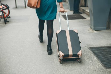 Kadın turist bavulla