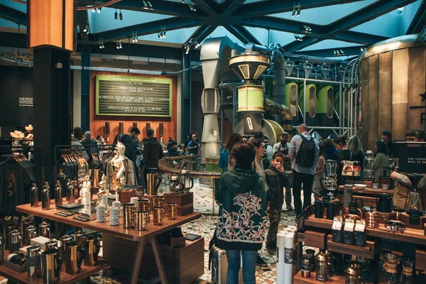 İtalya, Milan, 30 Mayıs 2019: Milano 'daki Starbucks Reserve' de insanlar, turistler ve kahve severler. Kahve dükkanının içi.