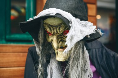 Cadı mankeni, figür ya da maske