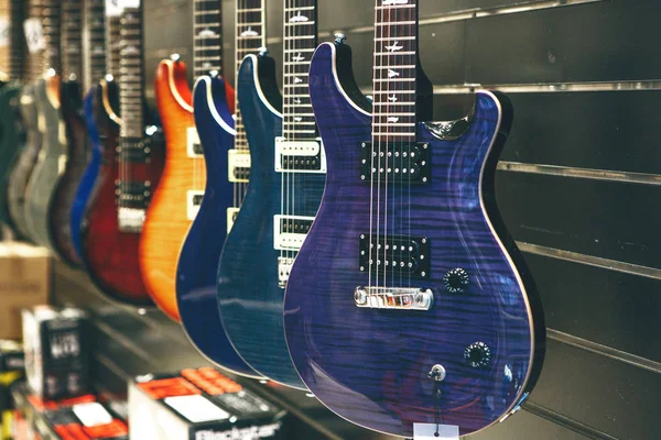 Guitarras en una fila están a la venta . — Foto de Stock