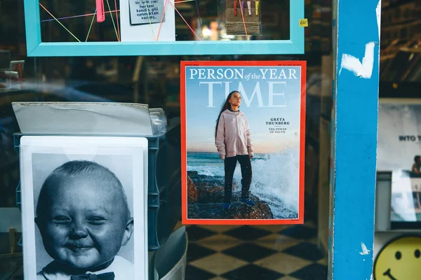 Stambuł, 29 grudnia 2019: Time Magazine with Person of the Year Greta Trumberg w witrynie sklepu — Zdjęcie stockowe