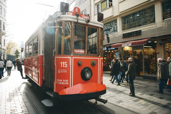Türkiye, İstanbul, 29 Aralık 2019 - İstanbul 'un Taksim ilçesindeki Istiklal Caddesi boyunca eski moda veya eski moda bir tramvay ilerliyor