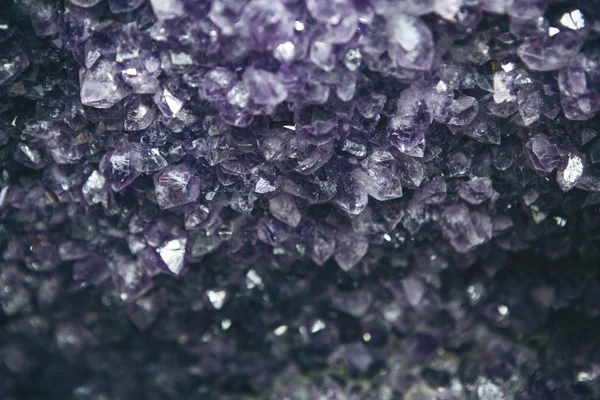 Violettes Mineral der Amethyst-Druse — Stockfoto