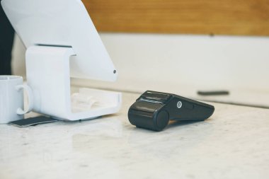 Ödeme makinesi tezgahın üzerinde.