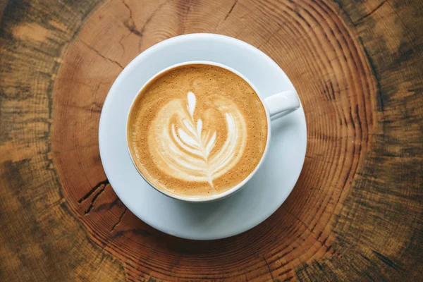 Copa de capuchino sobre una mesa de madera — Foto de Stock