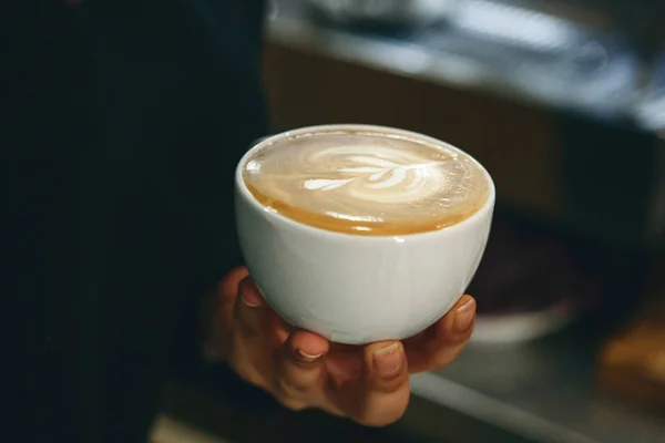 Barista con una tazza di caffè — Foto Stock