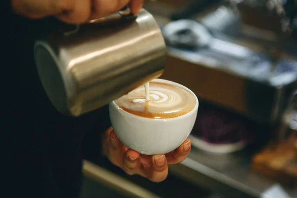 Barista versa il latte nel caffè — Foto Stock