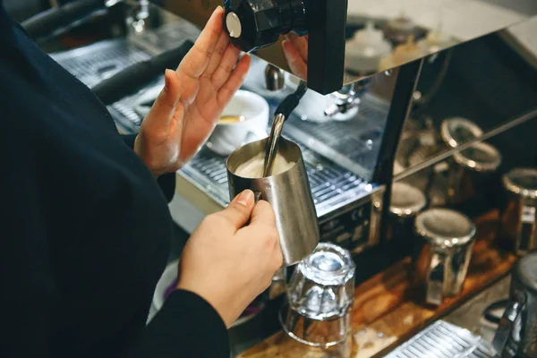 Barista sta preparando il latte per il caffè — Foto Stock