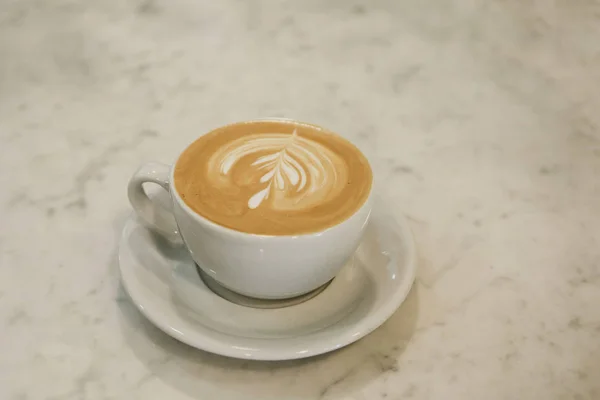 Una tazza di cappuccino fresco e gustoso — Foto Stock