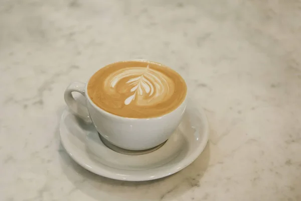 Una taza de capuchino fresco y sabroso — Foto de Stock