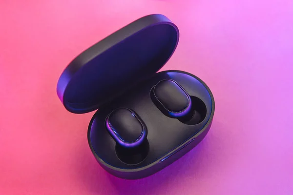The wireless headphones in the box — 스톡 사진