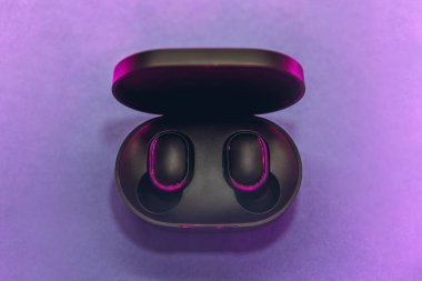 Kutudaki kablosuz kulaklıklar.