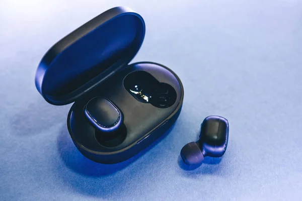 The wireless headphones in the box — Stock Photo, Image