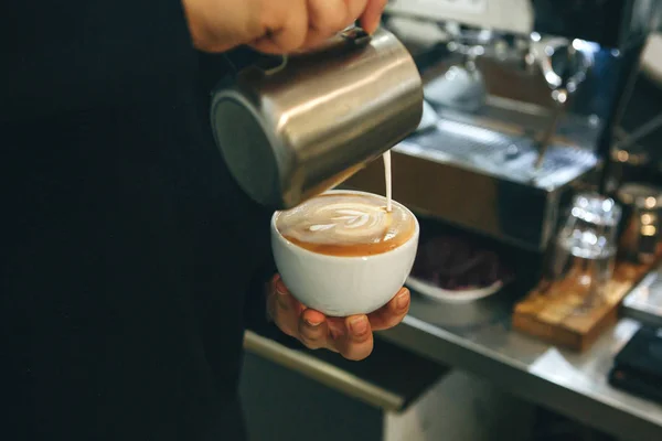 Barista versa il latte nel caffè — Foto Stock