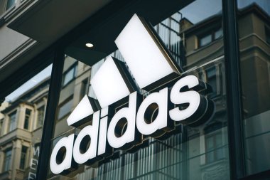 Türkiye, İstanbul, 29 Aralık 2019 Mağazanın girişinde Adidas imzası