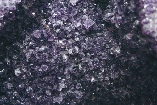 紫水晶钻井液中的紫水晶矿物 — 图库照片