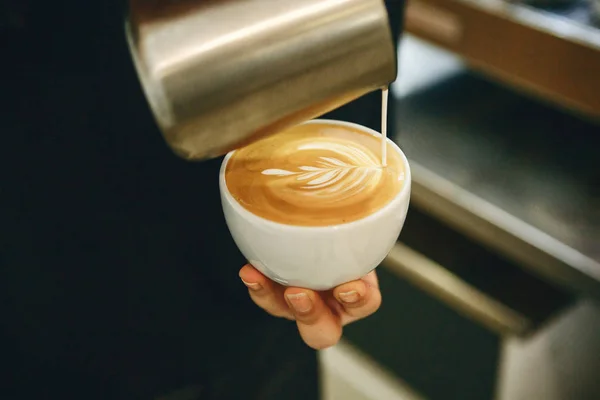 Barista versa il latte nel caffè — Foto Stock