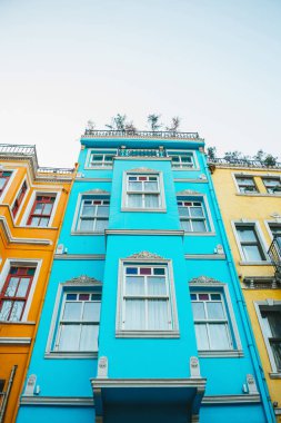 Eski bir konut binası.