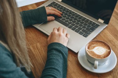 Freelancer bir kafede çalışıyor.