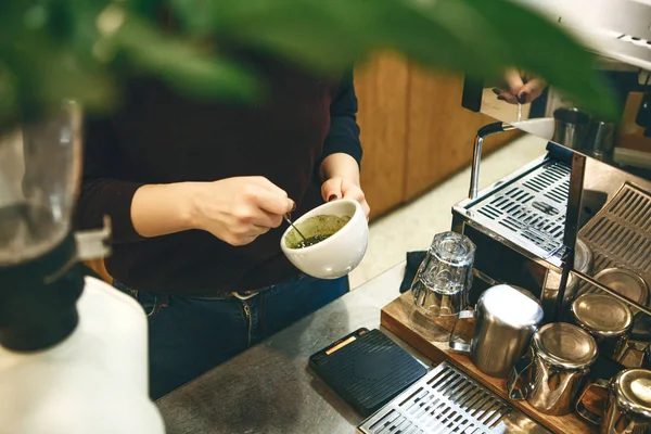 Barista prepara il tè al latte matcha — Foto Stock