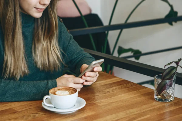 Chica con teléfono celular y café . — Foto de Stock