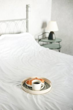 Sabah kahvesi ve ay çöreği.