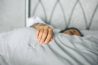 Uyuyan bir kızın eli..