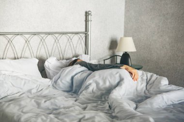 Uyuyan bir kızın eli..