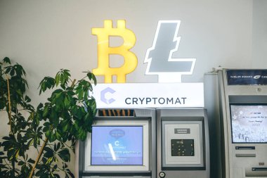 Bir alışveriş merkezinde kripto para birimi ATM 'si ya da kripto makinesi
