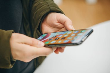 Bir kız çift kameralı 11 model telefonu olan yeni Apple 'ı kullanıyor..