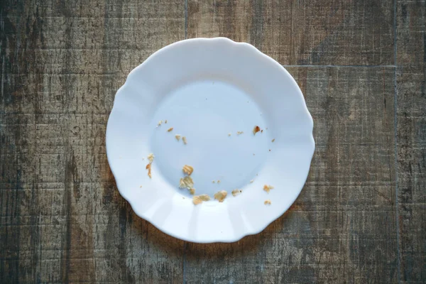 Empty white plate with crumbs — Stock Photo, Image