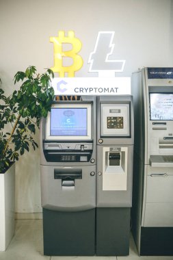 Bir alışveriş merkezinde kripto para birimi ATM 'si ya da kripto makinesi