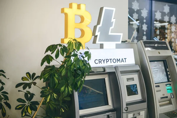 Bir alışveriş merkezinde kripto para birimi ATM 'si ya da kripto makinesi