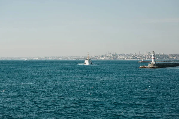 Navegación en ferry por el Bósforo — Foto de Stock